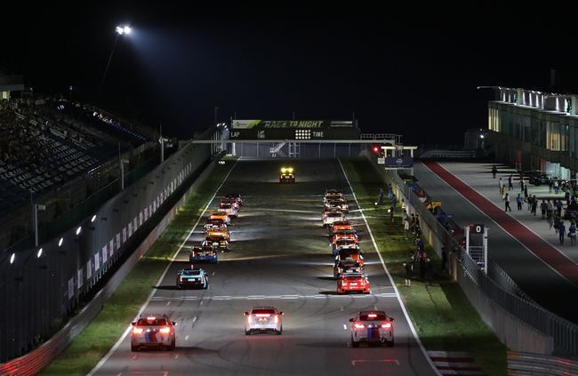 지난 시즌 슈퍼레이스 나이트레이스에서 인제스피디움을 내달리고 있는 슈퍼 6000 클래스 출전 차량들.