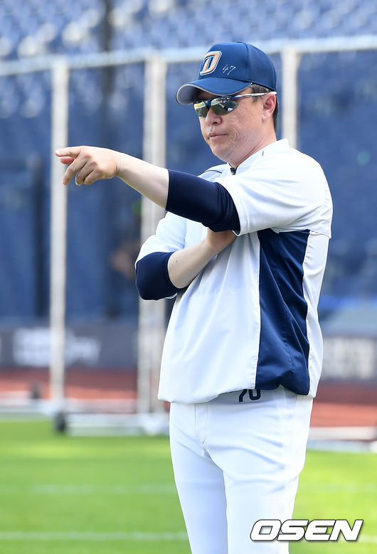 NC 이동욱 감독이 훈련 중에 지시를 내리고 있다./rumi@osen.co.kr