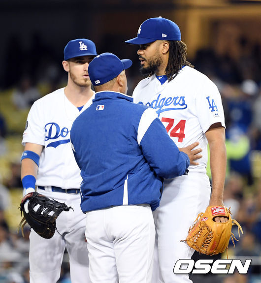 LA 다저스 켄리 잰슨이 로버츠 감독과 마운드에서 이야기 나누고 있다.  / eastsea@osen.co.kr