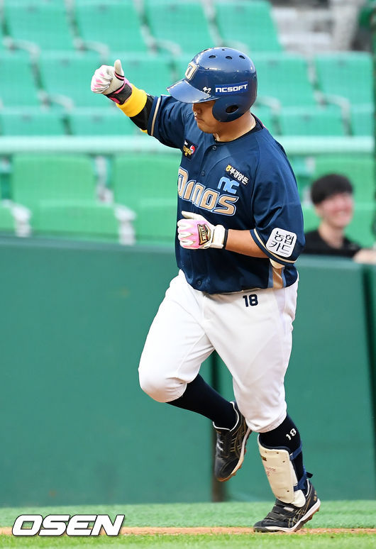 1NC 다이노스 박석민이 역전 좌월 솔로 홈런을 날린 후 그라운드를 돌고 있다./rumi@osen.co.kr