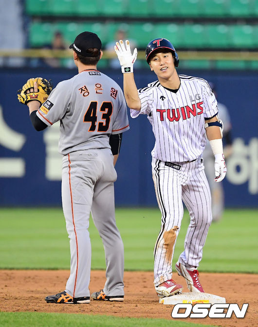2일 오후 서울 잠실야구장에서 ’2019 신한은행 MY CAR KBO 리그’ LG 트윈스와 한화 이글스의 경기가 열렸다.4회말 1사 2,3루에서 LG 구본혁이 2타점 적시 2루타를 날리고 세리머니를 하고 있다. /jpnews@osen.co.kr