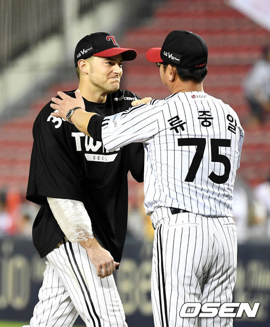 경기를 마치고 LG 류중일 감독과 윌슨이 하이파이브를 하고 있다. /jpnews@osen.co.kr