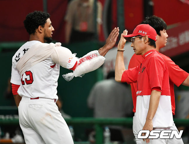 SK의 완벽한 승리였다.    SK는 2일 인천SK행복드림구장에서 열린 롯데와의 홈경기에서 10-1로 이겼다. 지난달 30일 대구 삼성전 이후 2연승. 선발 앙헬 산체스는 시즌 12승째를 거뒀고 제이미 로맥과 이재원은 홈런을 터뜨리며 승리 도우미 역할을 제대로 했다. 반면 롯데 선발 박세웅은 시즌 첫패를 떠안았다.   경기에서 승리한 SK 염경엽 감독과 산체스가 승리의 기쁨을 함께하고 있다. /pjmpp@osen.co.kr