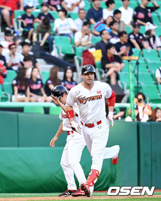 2일 오후 인천 SK행복드림구장에서 '2019 신한은행 MY CAR KBO리그' SK 와이번스와 롯데 자이언츠의 경기가 열렸다.  1회말 1사 1,3루 SK 로맥이 3점 홈런을 날린 뒤 그라운드를 돌고 있다. /pjmpp@osen.co.kr
