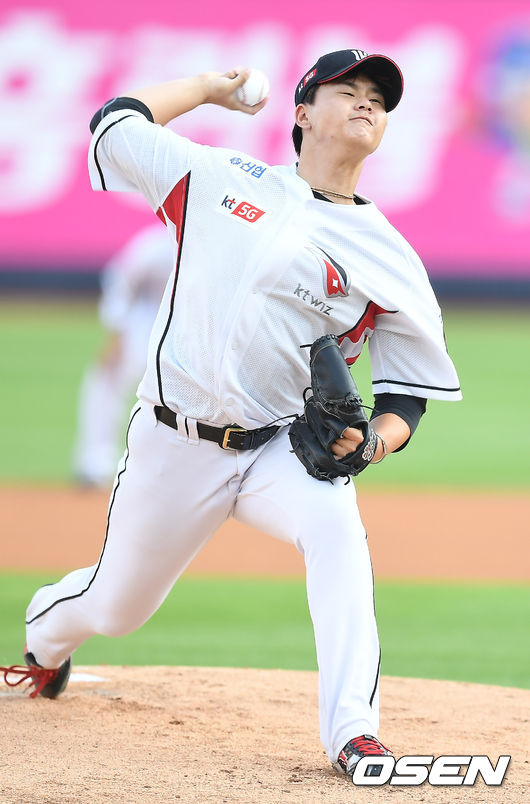 2일 오후 경기도 수원 kt위즈파크에서 '2018 신한은행 MY CAR KBO리그’ KT 위즈와 삼성 라이온즈의 경기가 열렸다.1회초 KT 김민이 역투하고 있다. / youngrae@osen.co.kr