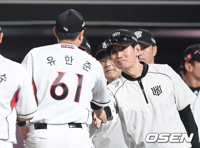 KT는 2일 수원KT위즈파크에서 열린 삼성과의 홈경기에서 선발 김민의 6이닝 3실점 쾌투와 타선의 집중력을 앞세워 5-3 승리를 거뒀다. 지난달 23일 수원 NC전 이후 6연승 질주.  승리를 거둔 KT 이강철 감독이 선수단과 하이파이브를 하고 있다. / youngrae@osen.co.kr