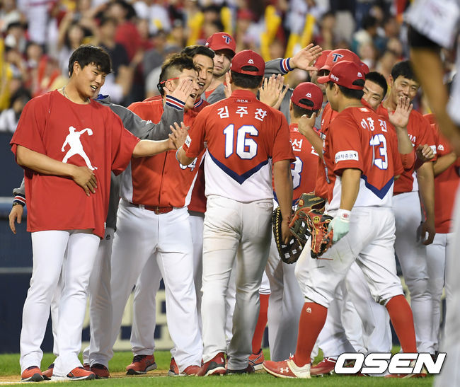 KIA 선수들이 승리 하이파이브를 나누고 있다. /dreamer@osen.co.kr