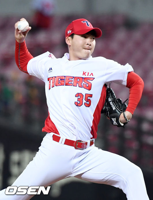 9회초 마운드에 오른 KIA 문경찬이 힘차게 공을 뿌리고 있다./rumi@osen.co.kr