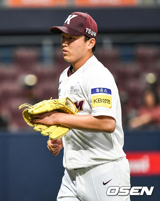 18일 오후 고척 스카이돔에서 '2019 신한은행 MY CAR KBO리그' 키움 히어로즈와 kt wiz의 경기가 열렸다.3회초 키움 선발투수 이승호가 이닝을 마친 뒤 더그아웃으로 향하고 있다. /pjmpp@osen.co.kr