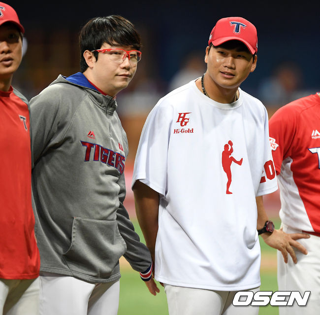 KIA 양현종이 지난 6월 26일 고척 키움전에서 첫 승을 따낸 김기훈을 격려하고 있다. /sunday@osen.co.kr