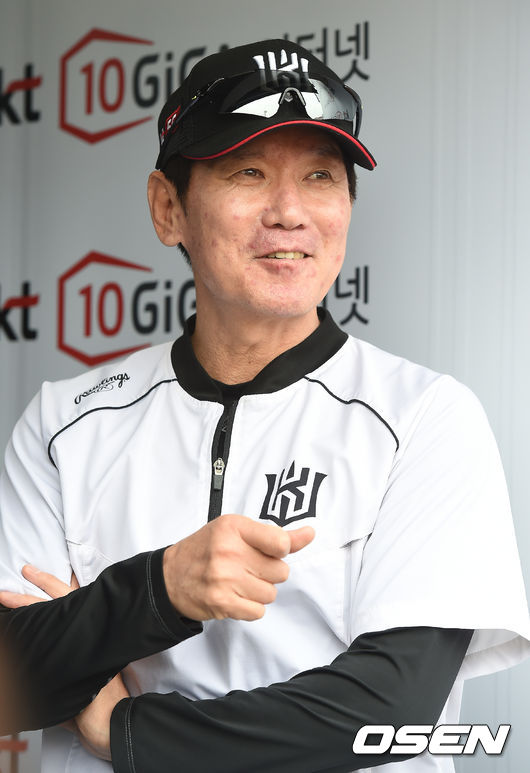 3일 오후 경기도 수원 kt위즈파크에서 열리는 ‘2019 신한은행 MY CAR KBO리그’ KT 위즈와 삼성 라이온즈의 경기에 앞서 양팀 훈련시간이 진행됐다.KT 이강철 감독이 취재진과 이야기를 나누고 있다. / youngrae@osen.co.kr