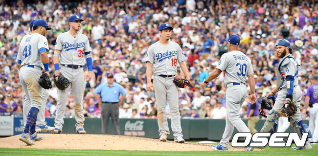 마에다 겐타가 로버츠 감독의 마운드 방문에 교체되고 있다. / eastsea@osen.co.kr