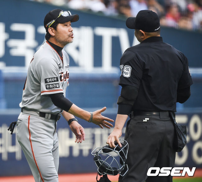 1회초 한화 선두타자 정은원의 내야땅볼때 한용덕 감독이 마운드에 나와 판정 어필하고 있다. / soul1014@osen.co.kr