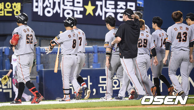 경기종료 후 5연패 당한 한화 선수들이 아쉬워하고 있다. / soul1014@osen.co.kr