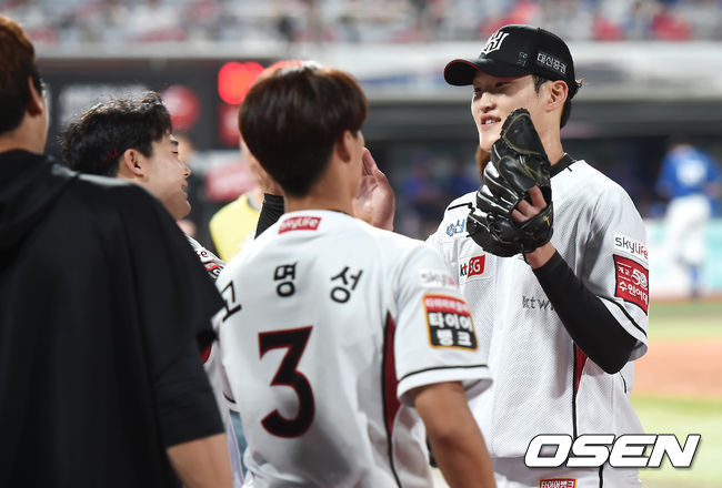 3일 오후 경기도 수원 kt위즈파크에서 '2019 신한은행 MY CAR KBO리그’ KT 위즈와 삼성 라이온즈의 경기가 열렸다.6회초 이닝을 마친 KT 배재성이 더그아웃으로 들어오고 있다. / youngrae@osen.co.kr