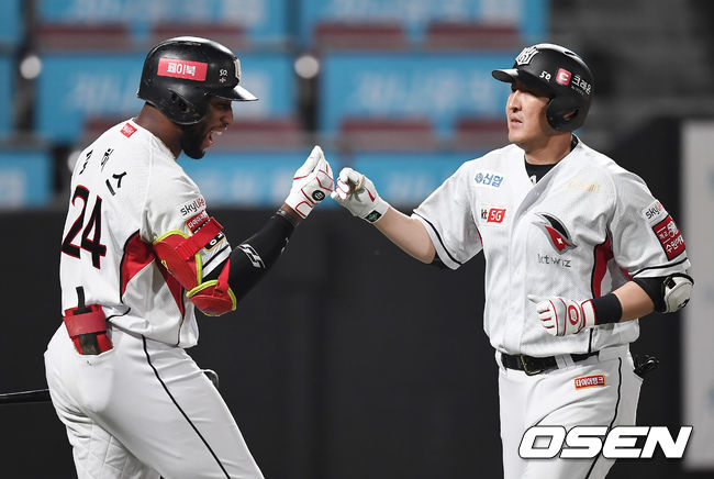 3일 오후 경기도 수원 kt위즈파크에서 '2019 신한은행 MY CAR KBO리그’ KT 위즈와 삼성 라이온즈의 경기가 열렸다.8회말 1사 KT 유한준이 솔로 홈런을 때린 뒤 로하스와 기뻐하고 있다. / youngrae@osen.co.kr