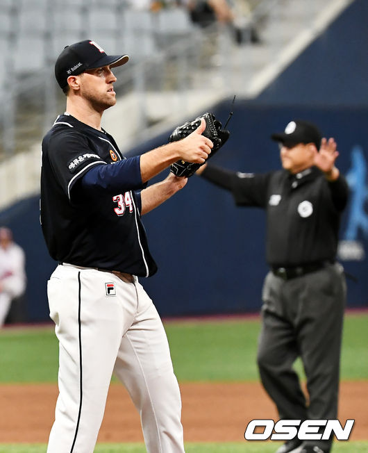 5회말 1사 2루 키움 송성문의 안타성 타구를 처리한 두산 오재일을 향해 린드블럼이 고마움을 표하고 있다. /pjmpp@osen.co.kr
