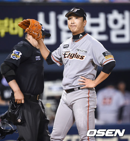 3일 오후 서울 잠실구장에서 '2019 신한은행 MY CAR KBO리그' LG 트윈스와 한화 이글스의 경기가 진행됐다.8회말 자책점 1실점 포함 2실점 허용한 한화 정우람이 아쉬운 표정을 짓고 있다. / soul1014@osen.co.kr