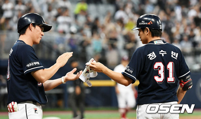 7회초 2사 만루 두산 정수빈이 적시타를 날린 뒤 고영민 코치와 하이파이브를 하고 있다. /pjmpp@osen.co.kr