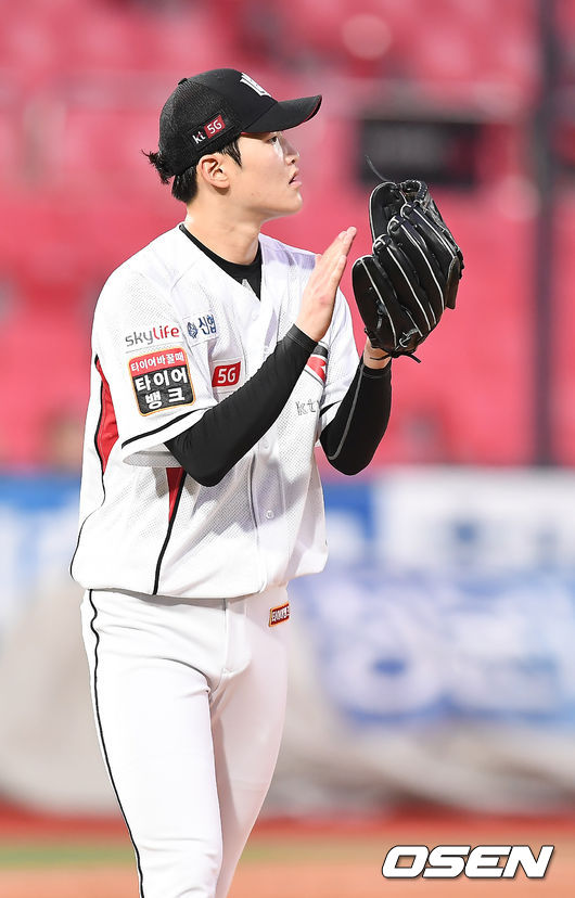 3일 오후 경기도 수원 kt위즈파크에서 '2019 신한은행 MY CAR KBO리그’ KT 위즈와 삼성 라이온즈의 경기가 열렸다.  4회초 1사 1루 KT 배제성이 삼성 이원석의 내야 땅볼을 병살로 연결시킨 야수들에게 박수를 보내고 있다. / youngrae@osen.co.kr