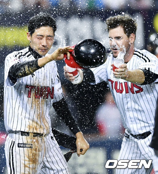 9회말 2사 만루 3루 주자 LG 김용의가 SK 백승건의 폭투때 홈으로 쇄도 후 환호하고 있다. /pjmpp@osen.co.kr