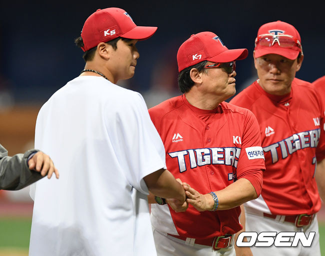 경기 종료 후 KIA 박흥식 감독대행이 김기훈이 호투를 격려하고 있다. /sunday@osen.co.kr