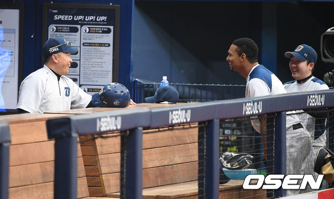 NC 이동욱 감독과 팀을 떠난 베탄코트와 이야기를 나누고 있다. / youngrae@osen.co.kr