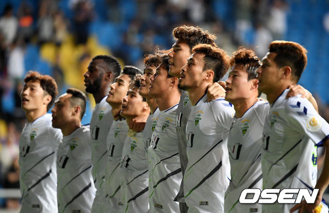 경기를 마치고 전북 선수들이 서포터즈와 승리를 기뻐하고 있다. /jpnews@osen.co.kr