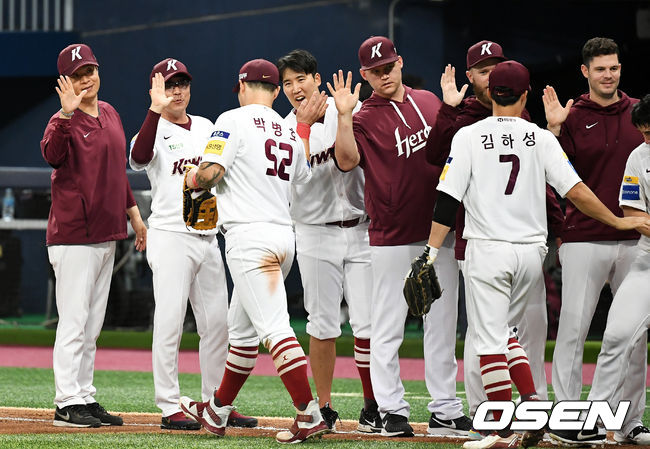경기에서 승리한 키움 선수들이 승리의 기쁨을 함께하고 있다. /pjmpp@osen.co.kr