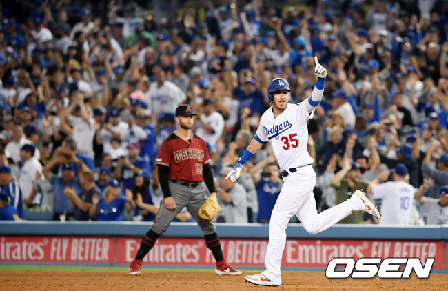 LA 다저스가 홈에서 5경기 연속 끝내기 승리를 거뒀다.  다저스는 4일(이하 한국시간) 미국 캘리포니아주, 로스앤젤레스 다저 스타디움에서 열린 ‘2019 메이저리그’ 애리조나 다이아몬드백스와의 경기에서 5-4로 승리를 거뒀다.   연장 10회말 1사 상황 LA다저스 코디 벨린저가 끝내기 우중월 솔로홈런을 쏘아올린 후 포효하고 있다. / eastsea@osen.co.kr