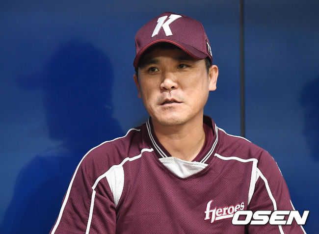 4일 오후 서울 고척 스카이돔에서 열리는 ‘2019 신한은행 MY CAR KBO리그’ 키움 히어로즈와 두산 베어스의 경기에 앞서 양팀 훈련 시간이 진행됐다.키움 장정석 감독이 취재진과 이야기를 나누고 있다. / youngrae@osen.co.kr