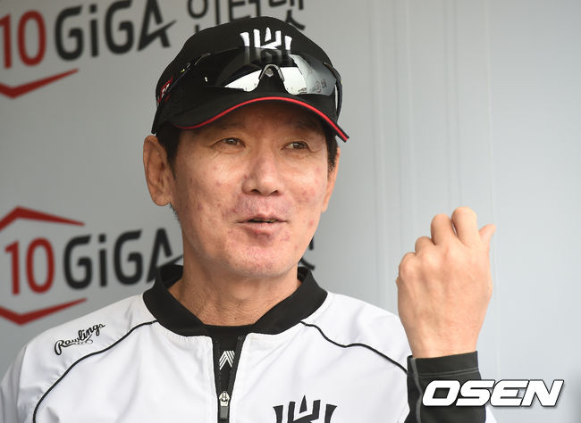 3일 오후 경기도 수원 kt위즈파크에서 열리는 ‘2019 신한은행 MY CAR KBO리그’ KT 위즈와 삼성 라이온즈의 경기에 앞서 양팀 훈련시간이 진행됐다.KT 이강철 감독이 취재진과 이야기를 나누고 있다. / youngrae@osen.co.kr