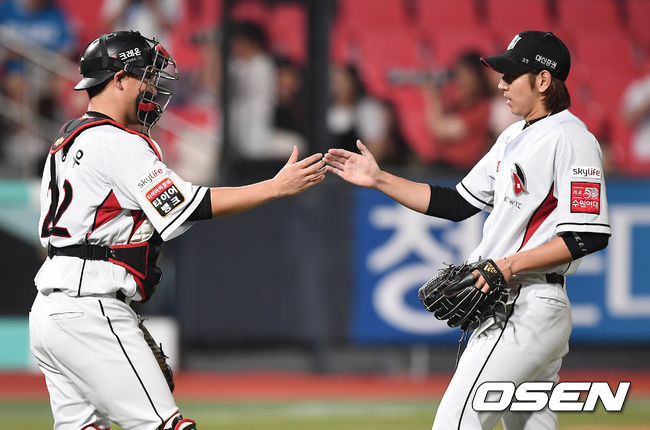 KT가 삼성을 꺾고 7연승을 질주했다. KT는 3일 수원KT위즈파크에서 열린 홈경기에서 선발 배제성의 쾌투를 앞세워 삼성을 3-0으로 제압했다. 이로써 KT는 지난달 23일 수원 NC전 이후 7연승을 달렸다.승리를 거둔 KT 이대은과 장성우가 하이파이브를 하고 있다. / youngrae@osen.co.kr