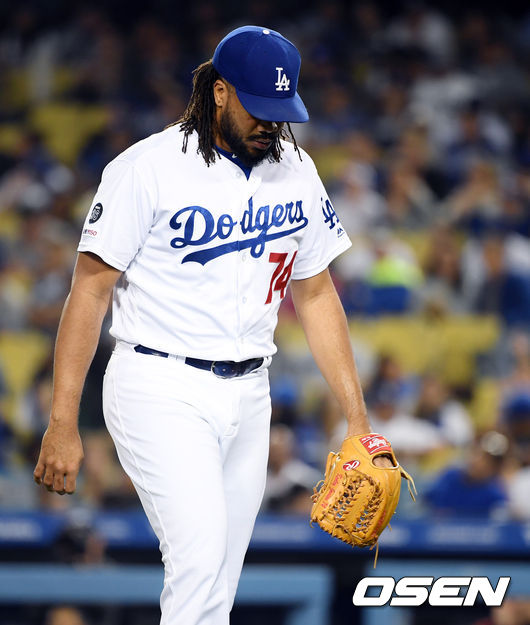 LA 다저스가 홈에서 5경기 연속 끝내기 승리를 거뒀다.  다저스는 4일(이하 한국시간) 미국 캘리포니아주, 로스앤젤레스 다저 스타디움에서 열린 ‘2019 메이저리그’ 애리조나 다이아몬드백스와의 경기에서 5-4로 승리를 거뒀다.   동점상황 9회초 등판해 1실점 기록한 LA다저스 켄리 잰슨이 이닝 마친 후 고개를 숙이며 더그아웃 향하고 있다. 잰슨은 동료들의 타선 지원에 패전투수 위기에서 벗어났다. / eastsea@osen.co.kr
