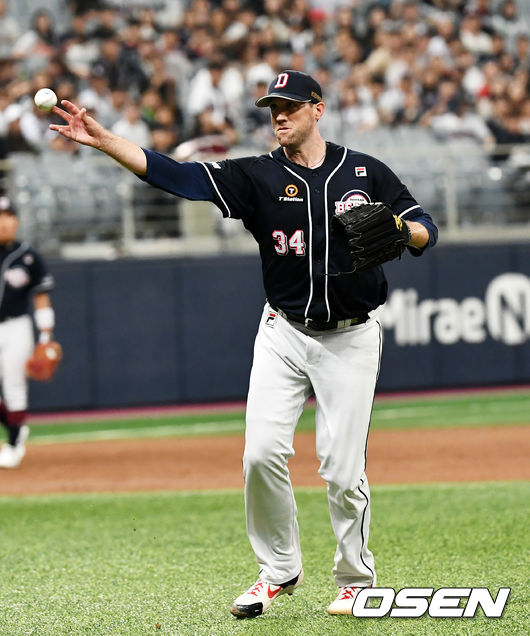 3회말 2사 키움 박동원의 타구를 두산 린드블럼이 잡아 1루로 송구하고 있다. /pjmpp@osen.co.kr