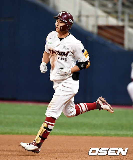 7회말 2사 1,3루 키움 김하성이 3점 홈런을 날린 뒤 그라운드를 돌고 있다. /pjmpp@osen.co.kr