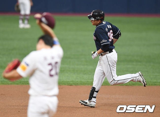 4일 오후 서울 고척 스카이돔에서 '2019 신한은행 MY CAR KBO리그’ 키움 히어로즈와 두산 베어스의 경기가 열렸다.1회초 2사 1,2루 두산 오재일이 스리런 홈런을 때린 뒤 베이스를 돌고 있다. / youngrae@osen.co.kr