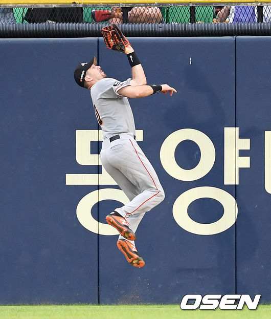 2회말 2사 1루 상황 LG 김용의의 뜬공 타구를 한화 우익수 호잉이 점프해 잡아내고 있다. /dreamer@osen.co.kr
