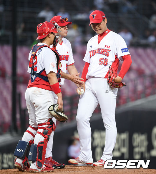 4일 오후 광주-KIA챔피언스필드에서 '2019 신한은행 MY CAR KBO리그' KIA 타이거즈와 NC 다이노스의 경기가 진행됐다.4회초 KIA 선발투수 차명진이 강판되고 있다. 차명진은 이날 3.1이닝 5실점 기록하며 패전위기에 놓였다. / soul1014@osen.co.kr 