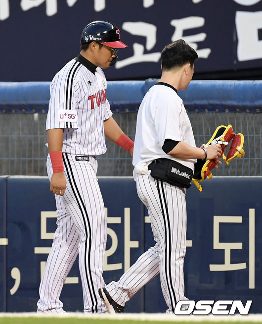 4회말 1사 주자없는 상황 LG 채은성이 내야 땅볼을 치고 상대 실책을 틈타 1루에서 세이프 됐다. 이후 발목에 불편함을 느껴 교체되는 채은성. /dreamer@osen.co.kr