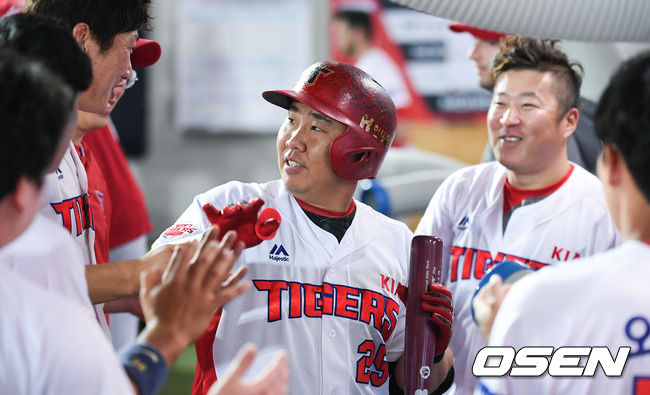 4일 오후 광주-KIA챔피언스필드에서 '2019 신한은행 MY CAR KBO리그' KIA 타이거즈와 NC 다이노스의 경기가 진행됐다.5회말 무사 만루 대타로 출전한 이범호가 희생플라이로 1타점 기록한뒤 동료들의 축하를 받고 있다. 이범호는 오는 13일 은퇴를 앞두고 있다./ soul1014@osen.co.kr