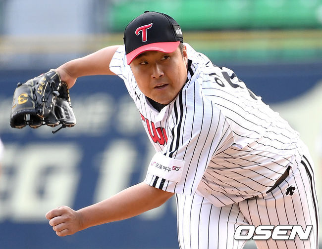 LG 선발 이우찬이 힘차게 공을 뿌리고 있다. /dreamer@osen.co.kr