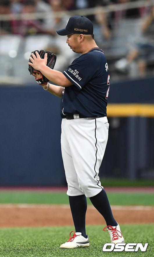 4일 오후 서울 고척 스카이돔에서 '2019 신한은행 MY CAR KBO리그’ 키움 히어로즈와 두산 베어스의 경기가 열렸다.3회말 두산 유희관이 안정감 있는 수비를 선보이는 야수들을 향해 박수를 보내고 있다. / youngrae@osen.co.kr