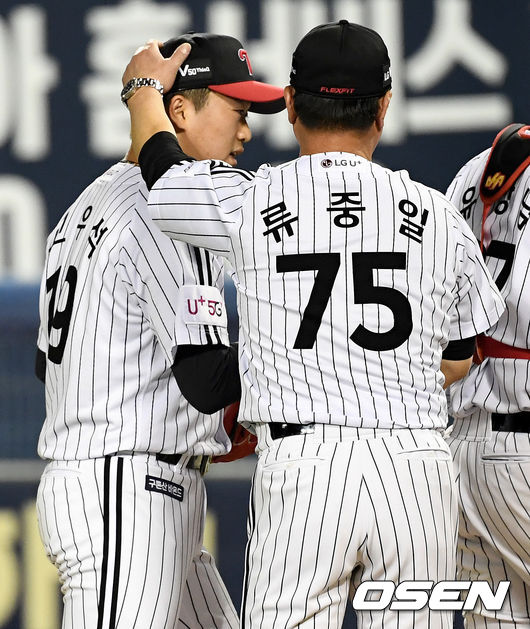 경기를 마무리지은 LG 투수 고우석과 류중일 감독이 인사를 나누고 있다. /dreamer@osen.co.kr