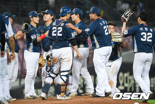 4일 광주경기에서  KIA 타이거즈를 9-3으로 제압한 NC 선수들이 승리의 기쁨을 나누고 있다./ soul1014@osen.co.kr