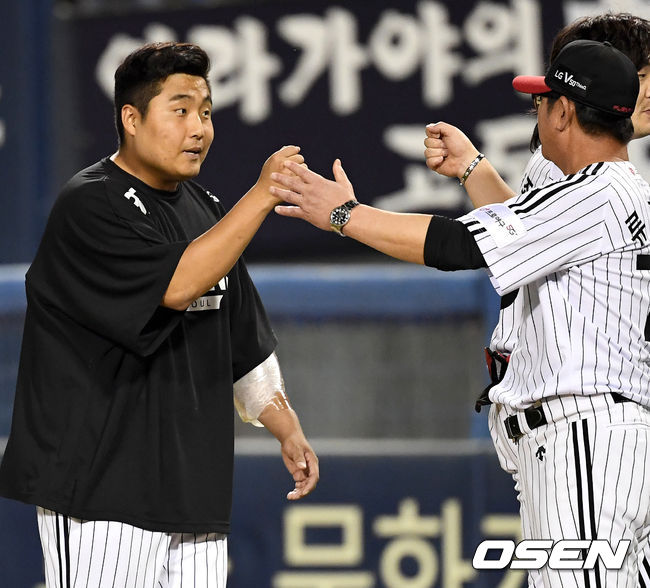승리투수 LG 이우찬과 류중일 감독이 인사를 나누고 있다. /dreamer@osen.co.kr
