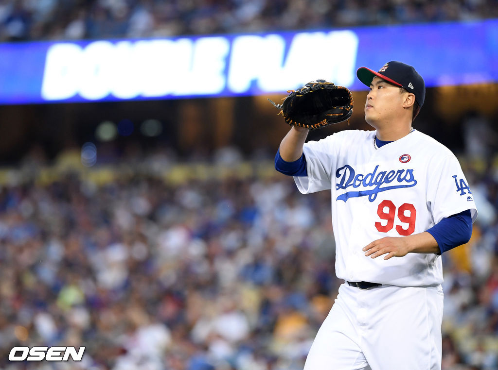 6회초 무사 1루에서 LA 류현진이 샌디에이고 프란밀 레이예스를 병살타로 처리하고 있다. / eastsea@osen.co.kr