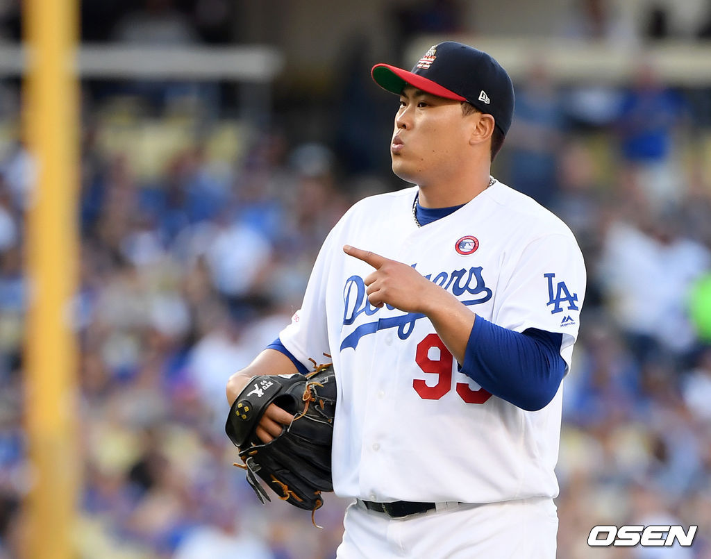 2회초 1사 1,2루에서 LA 류현진이 샌디에이고 1루주자 윌 마이어스를 포스아웃 처리하고 환호하고 있다. / eastsea@osen.co.kr