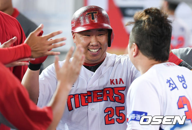 KIA 타이거즈 이범호가 지난 4일 NC와의 광주경기에서 5회말 무사 만루 대타로 출전해 희생플라이로 1타점 기록한뒤 동료들의 축하를 받고 있다. 이범호는 오는 13일 은퇴를 앞두고 있다./ soul1014@osen.co.kr