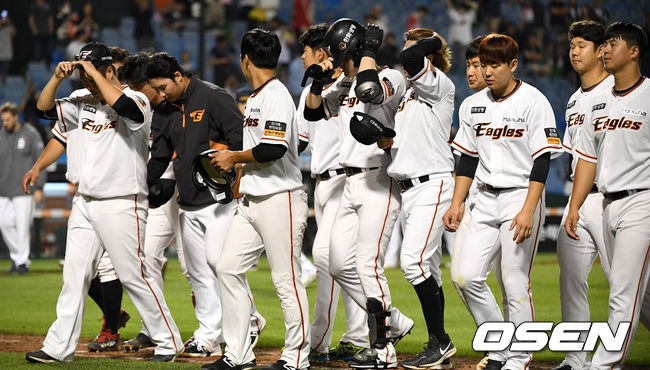 한화 선수들이 팬들에게 인사한 뒤 그라운드를 나서고 있다. /dreamer@osen.co.kr